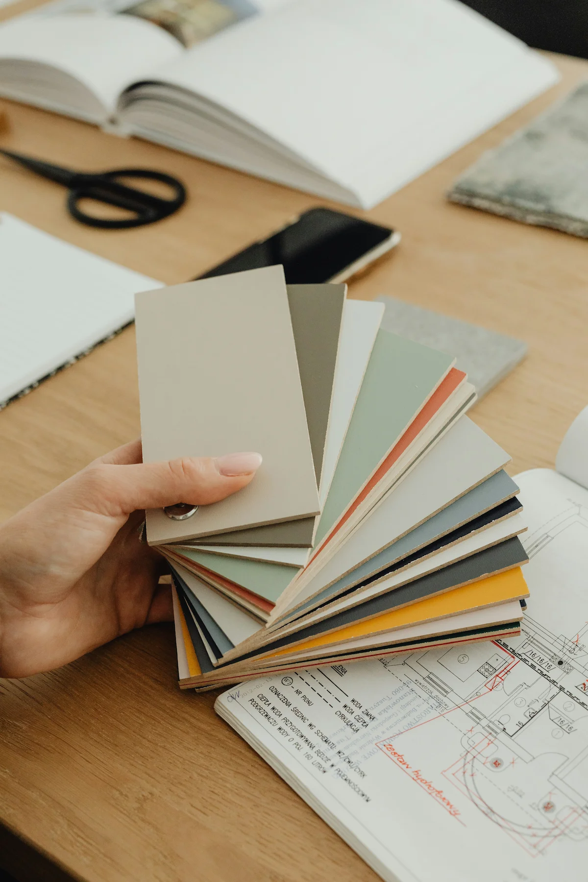 Mesa elegante com escolhas de materiais e moodboard